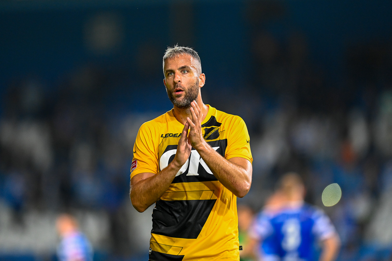 Ralf Seuntjens draagt dit seizoen het shirt van NAC, dat momenteel dertiende staat. Helmond Sport is de nummer 17.
