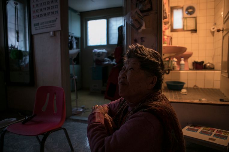 Mevrouw Kim Pil-soon (88) in haar kelderwoning  in de wijk Eungam, in het westen van Seoul. Beeld Woohae Cho