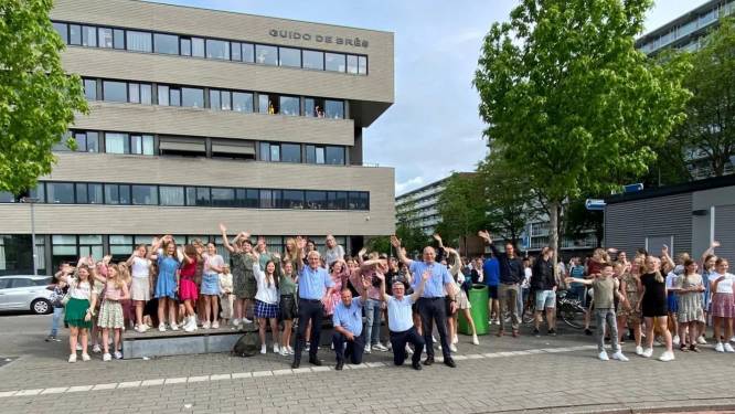Roostermaker Gerrit verrast zieke collega: 1000 leerlingen en leraren zwaaien naar ziekenhuisraam