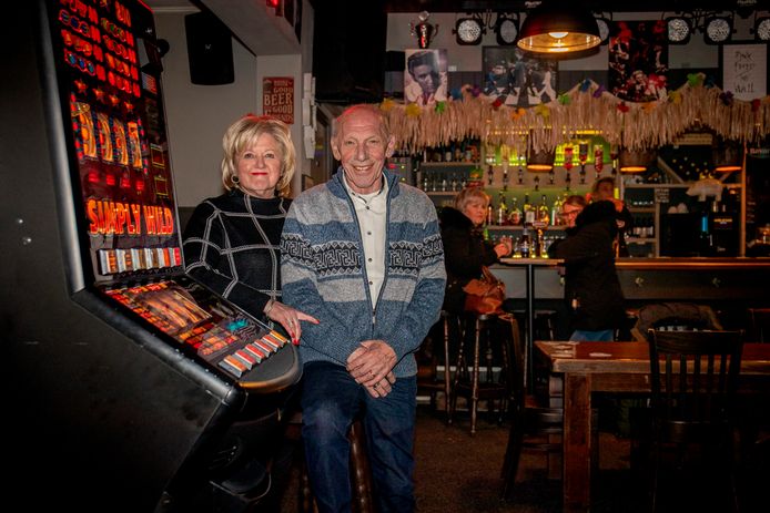 Cor van der Laak (r)  is uitbater van Hart van Helmond, het café dat op termijn gaat verdwijnen omdat de pandeigenaar er acht appartementen wil laten bouwen