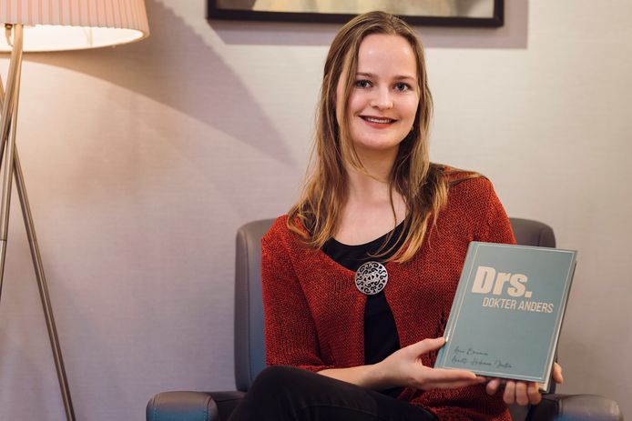 Specialist ouderengeneeskunde Steffi Brokx schreef mee aan het boek ‘Drs. Dokter Anders’.  Met het boek willen de auteurs artsen inspireren met verschillende thema’s en tips voor verdieping in hun vak.