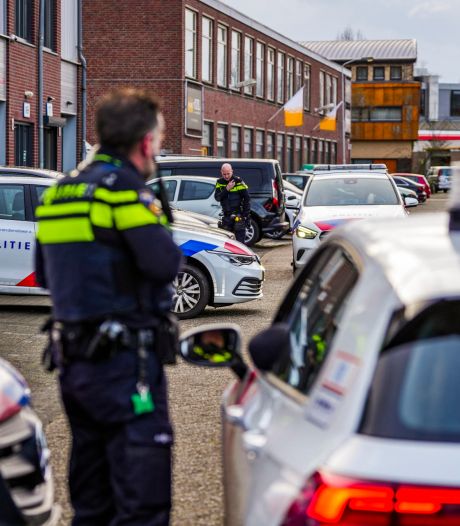Vijf grote vaten gevonden op parkeerplek in Eindhoven, politie onderzoekt of er drugsafval in zat
