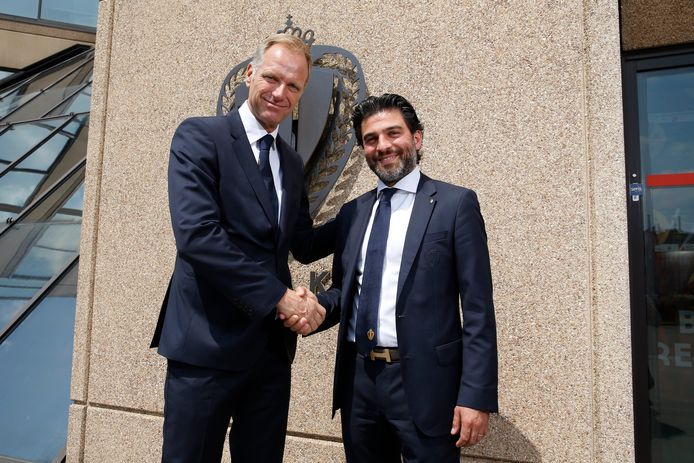 CEO Peter Bossaert en bondsvoorzitter Mehdi Bayat schudden elkaar de hand.