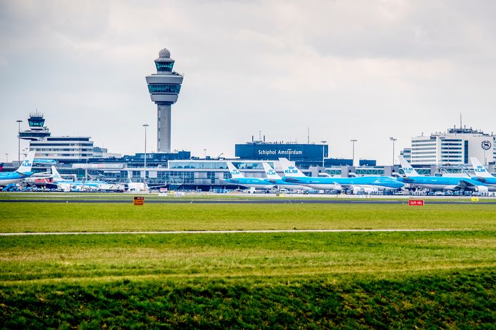 Luchthaven Schiphol zit dicht tegen het maximaal toegestane aantal van 500.000 vliegbewegingen en wil verder groeien.