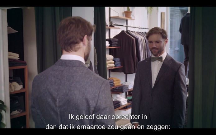 Davy past zijn trouwkostuum - mét strikje - in de spiegel bij Lost in Pablos in Gent.