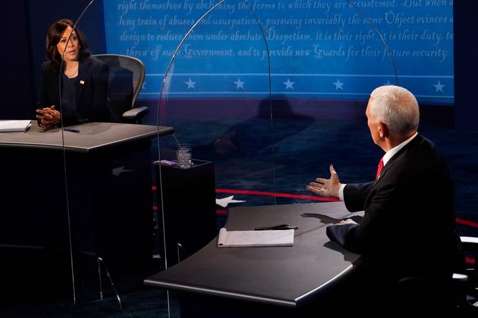 Kamala Harris (links) en Mike Pence (rechts) achter plexiglas tijdens het debat.