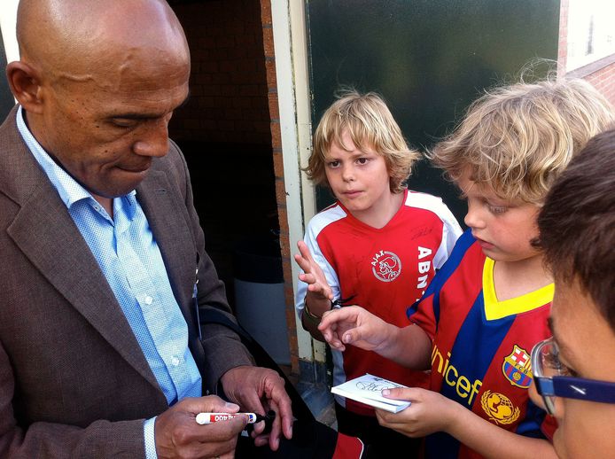 Tahamata deelt handtekeningen uit aan kinderen.