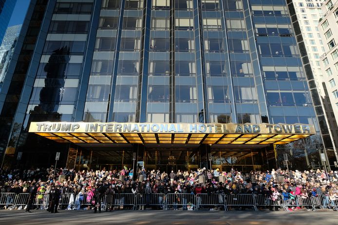 Mensen wachten op de jaarlijkse Thanksgiving parade voor het Trump hotel in New York.