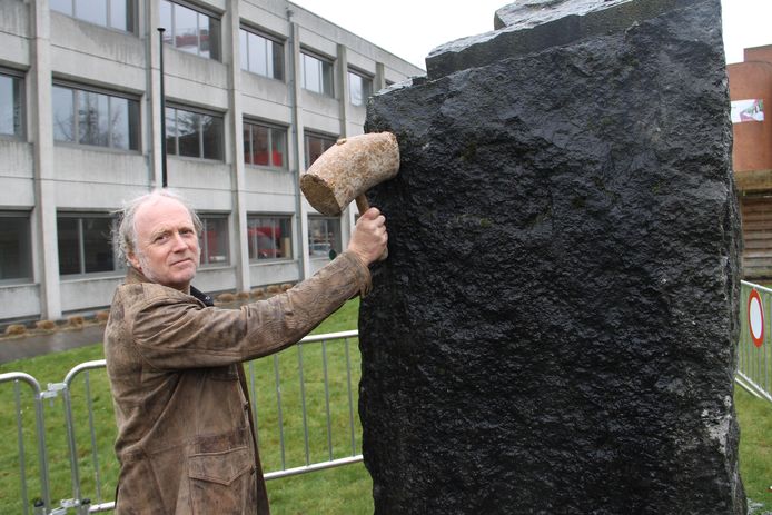 Piet Duthoit bij de blauwe hardsteen waar hij een coronakunstwerk van zal maken.