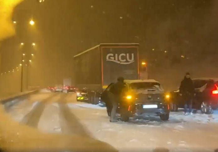 Auto's en vrachtwagens staan stil op de E25 in de provincie Luik, waar de snelweg spekglad was vrijdagavond.
