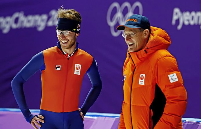 Schaatser Jorrit Bergsma (links), samen met coach Jillert Anema.