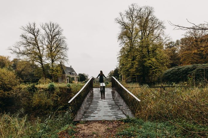 Zeven van de acht nieuwe bruggen op landgoed Windesheim zijn voorzien van een bankje.