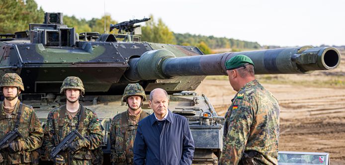 Duitse bondskanselier Olaf Scholz staat bij een Leopard 2-tank.