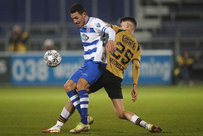 PEC-aanvaller Oussama Darfalou (links) laat zich niet van de bal zetten door Nikos Michelis van Willem II.