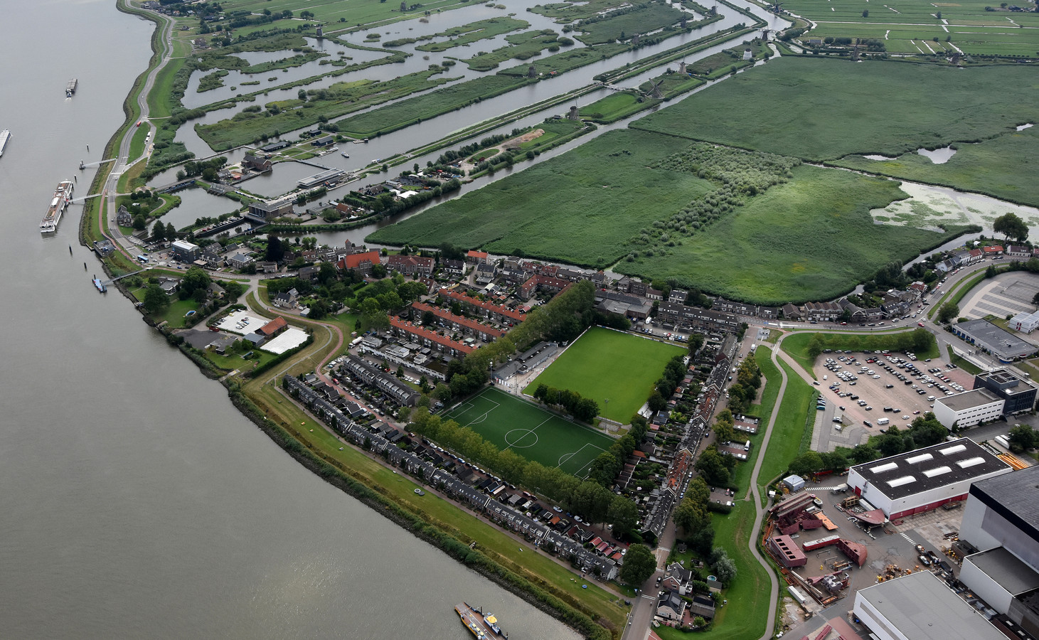 Het dorp Kinderdijk, met daarboven het werelderfgoedgebied.