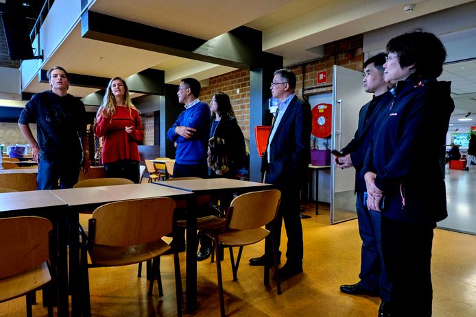 De Chinese delegatie op bezoek bij het Insula College in Dordrecht. De mensen uit Sjanghai kregen een rondleiding.