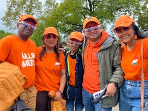 Rajitha laat Australische vrienden  kennismaken met Koningsdag in Enschede: 'Oranje spullen ingeslagen'