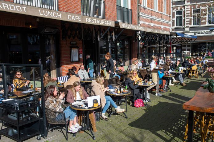 Dee eerste zonnestralen hebben het terras bij café-restaurant Bardot op het Van Coothplein doen vollopen.