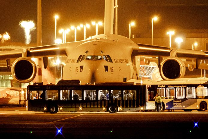 Het eerste vliegtuig met 35 Nederlandse evacués uit Afghanistan tijdens de landing op Schiphol.