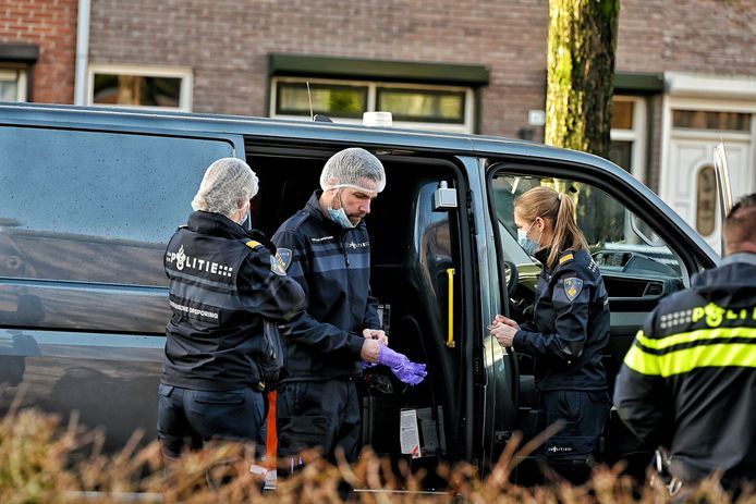 Politie aanwezig in de Hoogtedwarsstraat in Tilburg.