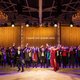 ‘Het nationale lied’: rommelige bonte avond waaraan inhoudelijk geen touw vast te knopen is ★☆☆☆☆