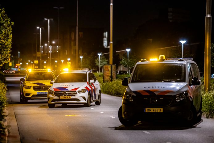 Bij een aanrijding tussen een fietser en auto op de Ringbaan Noord in Tilburg is de fietser zwaargewond geraakt.