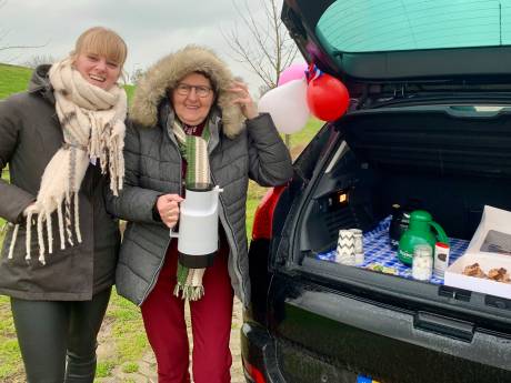 Jarige Mariska wordt in plensbui opgewacht door moeder Hannie en dochter Hannah
