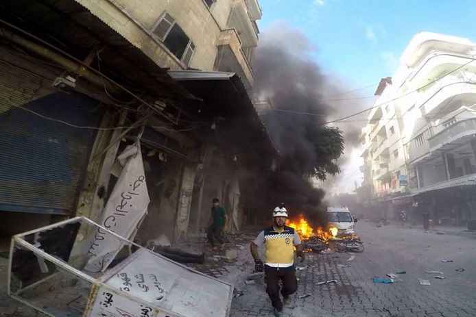 Hulpdiensten op de plek waar de aanslag in Homs plaatsvond.