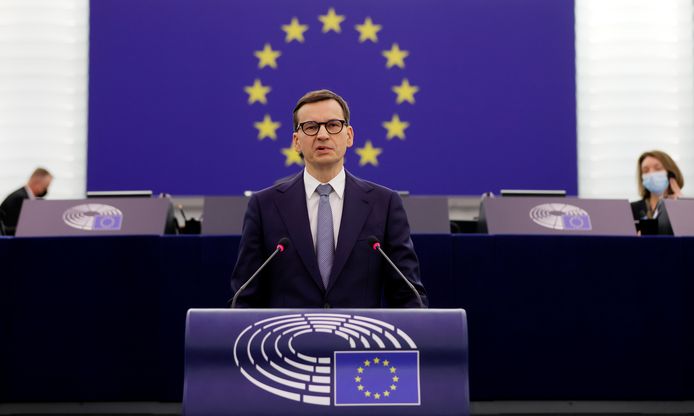 Le Premier ministre polonais Mateusz Morawiecki prononce un discours lors d'un débat sur la contestation par la Pologne de la suprématie des lois de l'UE, au Parlement européen à Strasbourg, en France, le 19 octobre 2021.