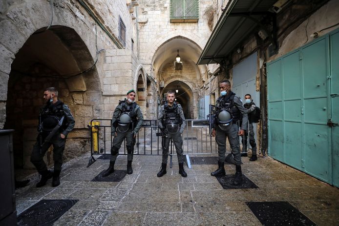 De 30-jarige vrouw, gewapend met een mes, probeerde de agenten neer te steken in een van de straten die leiden naar de al-Aqsa moskee.