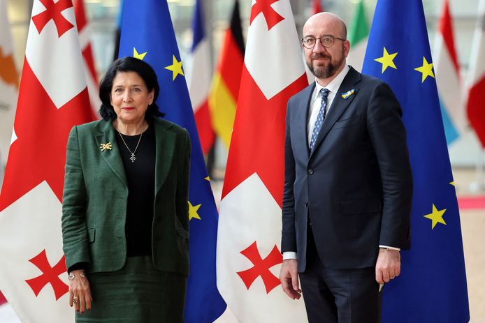 De Georgische president Salome Zoerabisjvili en Europees president Charles Michel