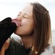 De Speld: Likt jouw hond je in je gezicht? Dan wil hij je dood hebben