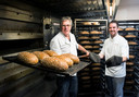 Vader Kees en zoon Rick Verkerk in de bakkerij.