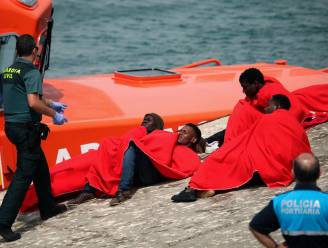 Spanje redt 560 bootvluchtelingen op zee