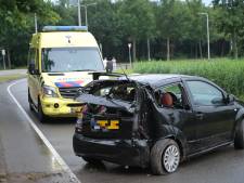 Auto vliegt uit de bocht in Tilburg: man overgebracht naar het ziekenhuis