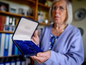 Ridderorde Hanneke (82) uit Enschede gestolen: ‘Geld mogen ze houden, maar geef mij die onderscheiding terug’