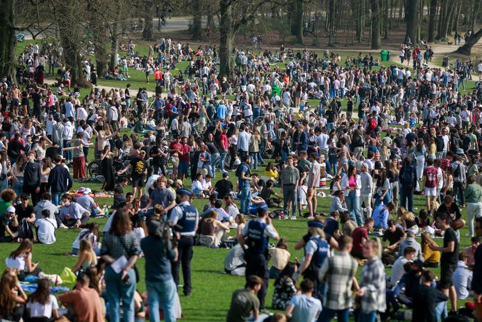 Le faux festival La Boum a réuni près de 2.000 personnes au Bois de la Cambre jeudi soir.