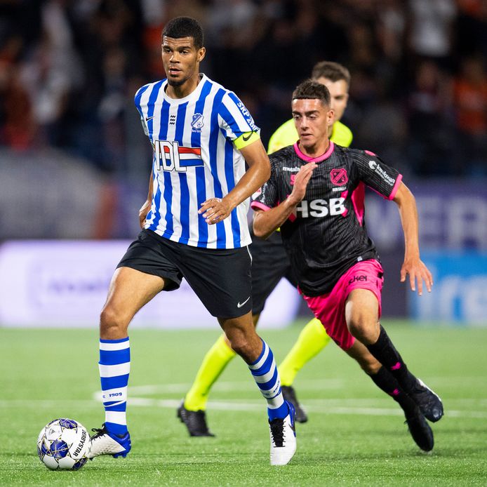 Mawouna Amevor tijdens de competitiestart tegen FC Volendam (2-2)