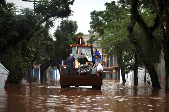 Mensen worden geëvacueerd in de stad Porto Alegre in Rio Grande do Sul.
