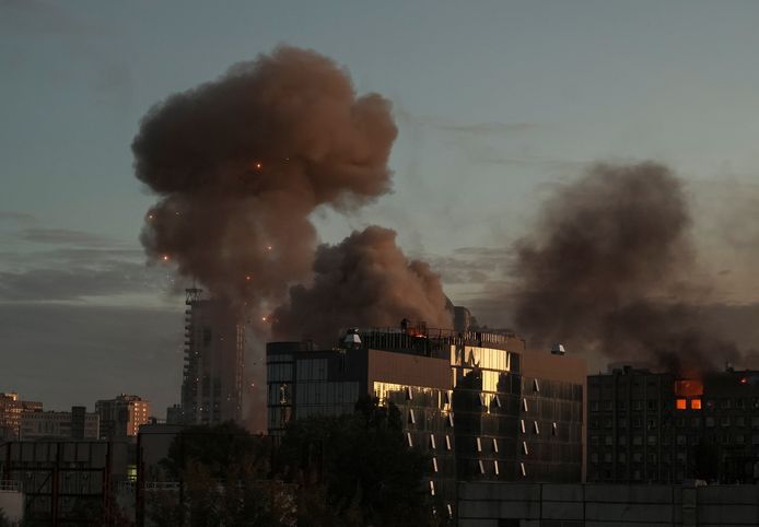 Een zwarte rookpluim stijgt op boven Kiev.
