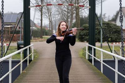 Vluchtelinge met viool wil zich onder de vleugel van een bakker uit de Peel in de kijker spelen