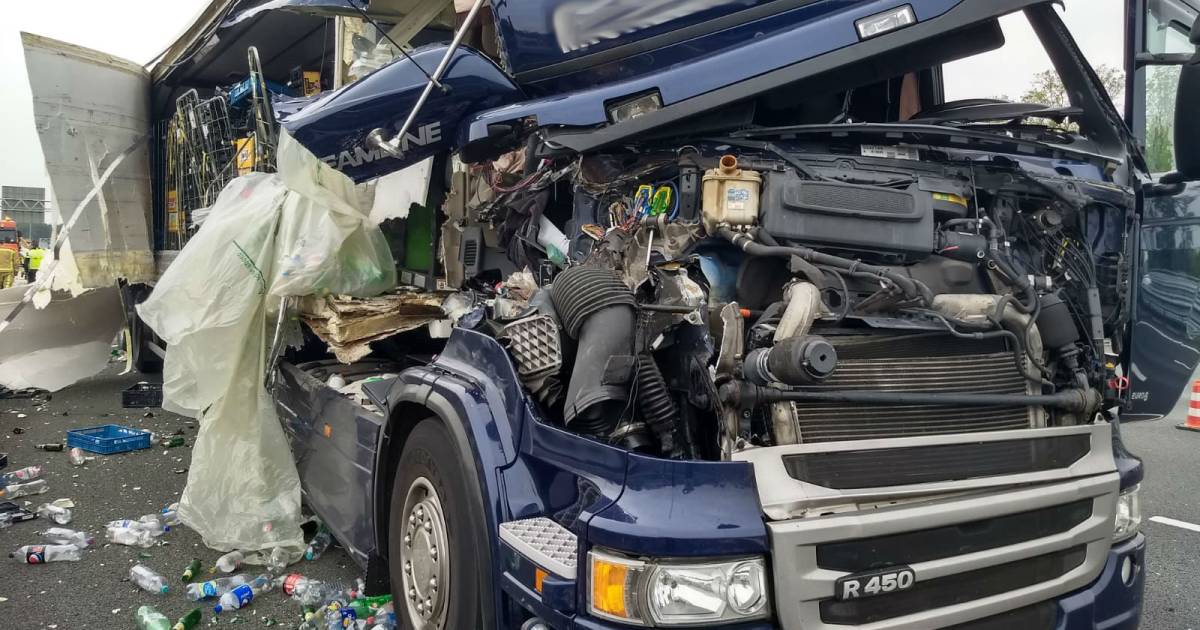 Traumaheli voor zwaar ongeluk op A2 bij Eindhoven, chauffeur zwaargewond.