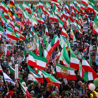 Vele tienduizenden Iraniërs protesteren bij Veiligheidsconferentie München: ‘Geef wankelend regime laatste zetje’