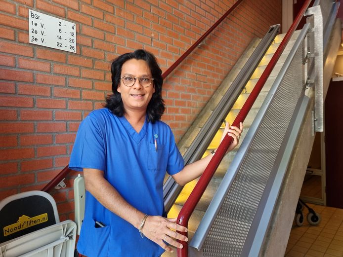Brayan Duimel is verpleegkundige bij Solis en durft nog niet met de lift in het pand aan de Roerstraat.