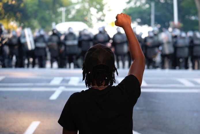 Een man houdt zijn vuist op naar de politie in Atlanta, Georgia.