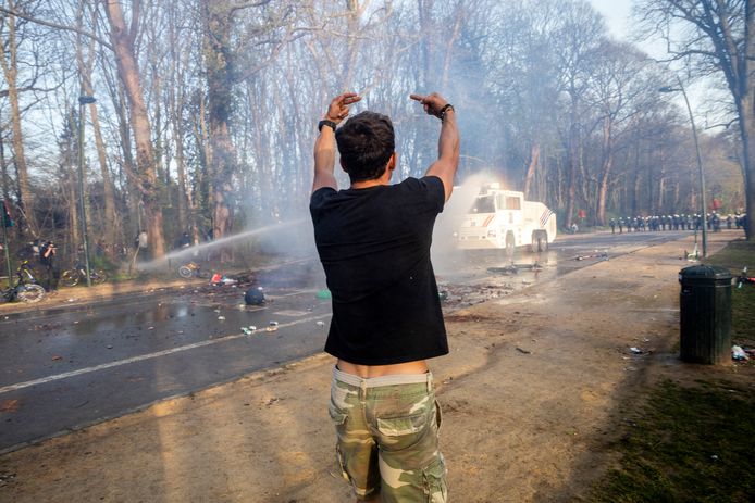 Le 1er avril 2021, quelque 1.500 à 2.000 personnes s’étaient rassemblées au Bois de la Cambre à Bruxelles, à la suite de l’annonce du faux festival musical “La Boum”, un canular posté sur Facebook. Lorsque la police est intervenue pour disperser la foule, des altercations ont eu lieu. Trente-quatre personnes ont été blessées, dont 26 policiers et 8 participants au rassemblement, ainsi que plusieurs chevaux de la cavalerie de la police fédérale. Également, six véhicules de police ont été endommagés.