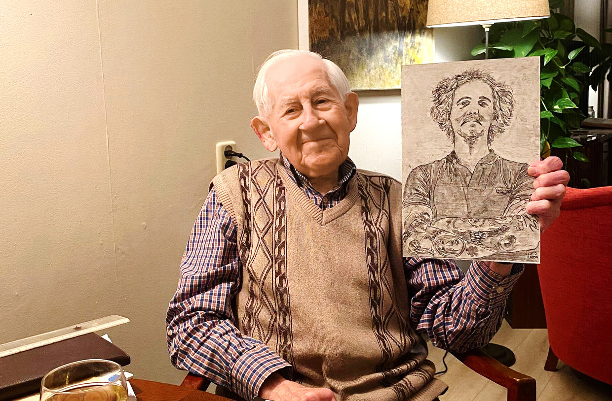 Harry Bais met een van zijn tekeningen. Schilderen, aquarelleren en later tekenen deed hij vanaf eind jaren tachtig nadat hij met de vut was gegaan, en een schildercursus ging volgen.