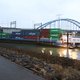 Containerschip zit vast onder spoorbrug Zeeland