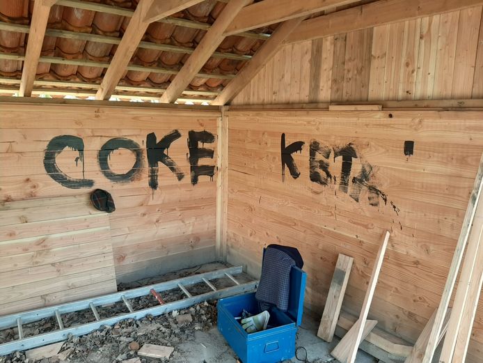 Vandalen schilderden met beits een leus op de binnenkant van de bijenstal.