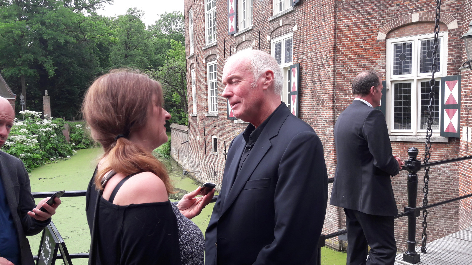 VIDEO Honderden Vrienden En Familieleden Bij Emotioneel Afscheid Van 